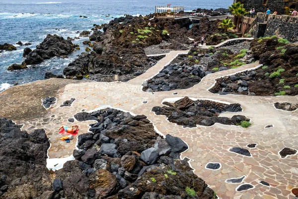 Garachico, Isola di Tenerife, Spagna, 08 GIUGNO 2015: Piscine vulcaniche naturali visitate dai turisti a Garachico, Isola di Tenerife, Canarie, Spagna — Foto Stock