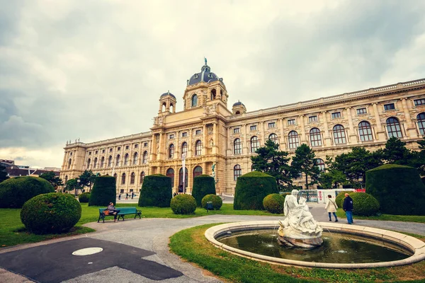 Wien, Österreich - 13. Oktober 2016: Blick auf das berühmte Naturkundemuseum mit Park und Skulptur in Wien, Österreich — Stockfoto