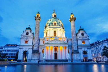 Karlsplatz Vie içinde kilisede ünlü Saint Charles'ın gece görünümü