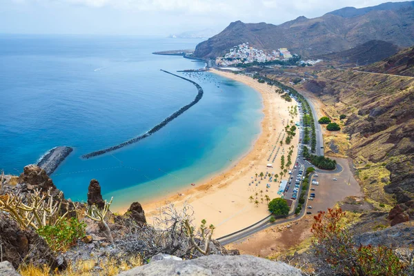 Vista aérea na praia de Teresitas perto de Santa Cruz, Tenerife, Ilhas Canárias, Espanha — Fotografia de Stock