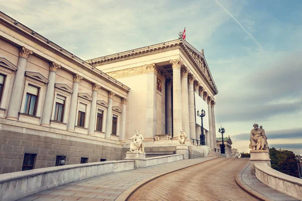 Fassade des Parlamentsgebäudes in Wien, Österreich — Stockfoto