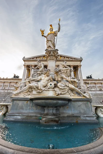 与帕拉斯雅典娜喷泉在维也纳，奥地利奥地利议会大厦的立面 — 图库照片