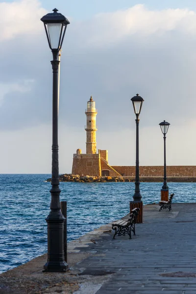 Uitzicht op de oude haven en de vuurtoren in Chania, Crete, Greece — Stockfoto