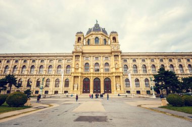 Vienna, Avusturya - 13 Ekim, 2016: ünlü Doğal Tarih Müzesi Parkı ve heykel Viyana, Avusturya ile görünümünü