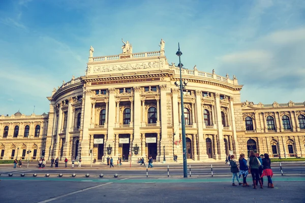 VIENA, AUSTRIA - 14 DE OCTUBRE DE 2016: Vista de la Ópera Estatal de Viena - Staatsoper - en Viena por la tarde, Austria —  Fotos de Stock