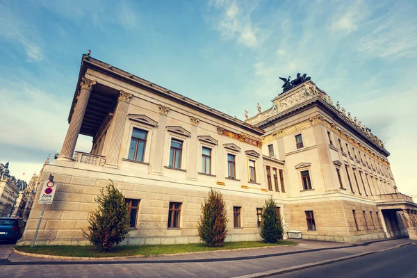 Gevel van Oostenrijkse Parlementsgebouw in Wenen, Oostenrijk — Stockfoto