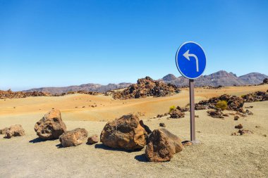 Yol işareti El Teide yanardağı Tenerife, Kanarya Adaları, İspanya yakınındaki 