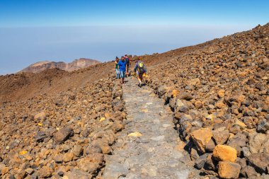 El Teide, Tenerife, 06 Haziran 2015: Tanımlanamayan turist El Teide yanardağı, Tenerife, İspanya üstünde yürüyor