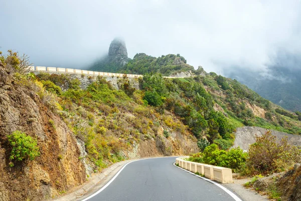 Route sinueuse et étroite dans les montagnes d'Anaga, Tenerife, Espagne, Europe — Photo
