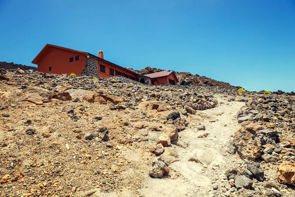 Vista de um albergue na encosta do Vulcão El Teide, Tenerife, Espanha — Fotografia de Stock