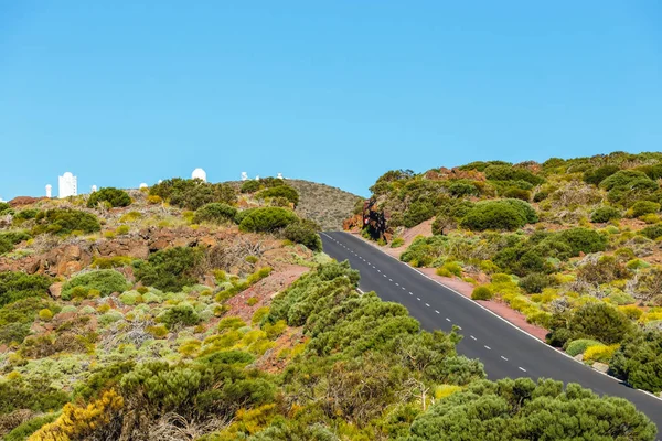 Telescopios del Observatorio Astronómico Izana con Volcán El Teide en el fondo, España —  Fotos de Stock