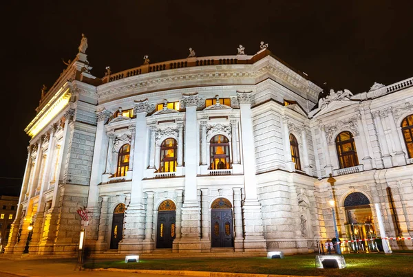 Ночной вид на Венскую государственную оперу, Опер, Австрия — стоковое фото