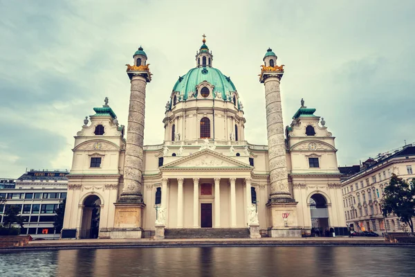 Večerní pohled na slavné Saint Charles kostel na náměstí Karlsplatz v V — Stock fotografie