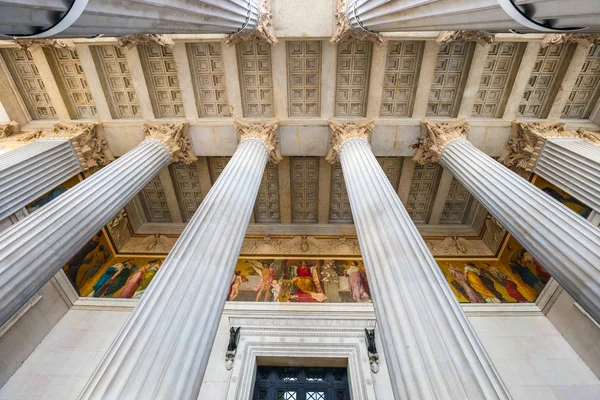 Fassade des Parlamentsgebäudes in Wien, Österreich — Stockfoto