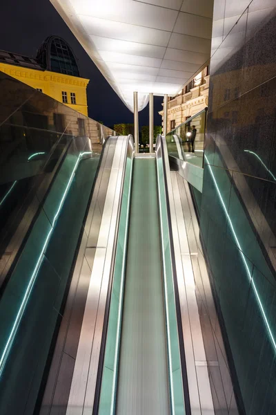 Rolltreppe nachts in Bewegung, Langzeitbelichtung — Stockfoto