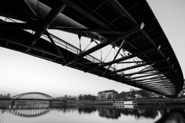 Bernatka yaya köprüsü üzerinde Vistula Nehri, Krakow, Polonya