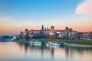 Krakow, Polonya Wawel Kalesi akşam. Uzun süreli pozlama