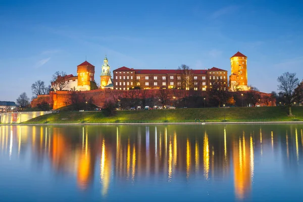 Wawel-kasteel in de avond in Krakau met reflectie in de rivier, Polen. Lange tijd blootstelling — Stockfoto