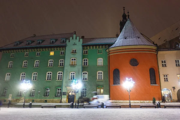 Primera nieve en un pequeño mercado en Cracovia, Polonia — Foto de Stock