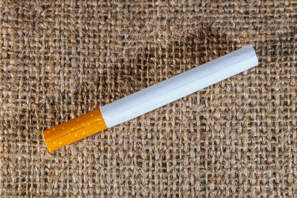 Cigarette gauche sur le fond marron froissé, gros plan avec espace de copie — Photo