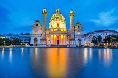 Karlsplatz Vie içinde kilisede ünlü Saint Charles'ın gece görünümü