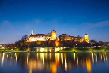 Wawel Kalesi akşam Krakow yansıması nehre, Polonya ile. Uzun süreli pozlama