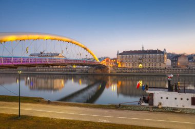 Bernatka yaya köprüsü üzerinde Vistula Nehri, Krakow, Polonya