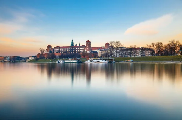 Wawel kasteel in de avond in Krakau, Polen. Lange tijd blootstelling — Stockfoto