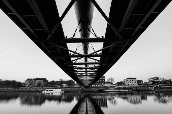 Ponte pedonal de Bernatka sobre o rio Vístula em Cracóvia, Polônia — Fotografia de Stock