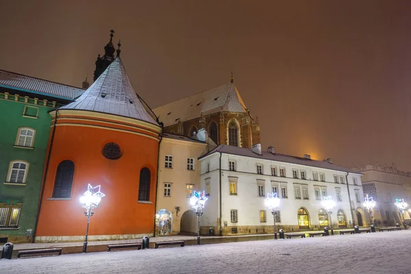 Première neige dans un petit marché à Cracovie, Pologne — Photo