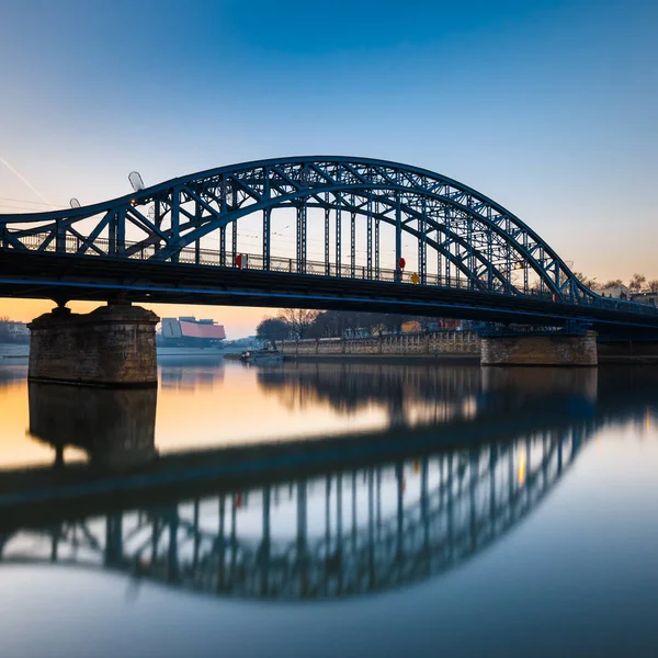 Ponte Pilsudzki ao pôr do sol em Cracóvia, Polônia — Fotografia de Stock