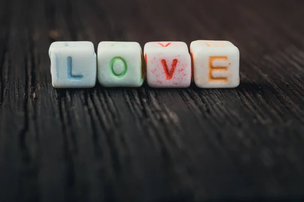 Palabra Amor escrito en bloques de cerámica —  Fotos de Stock