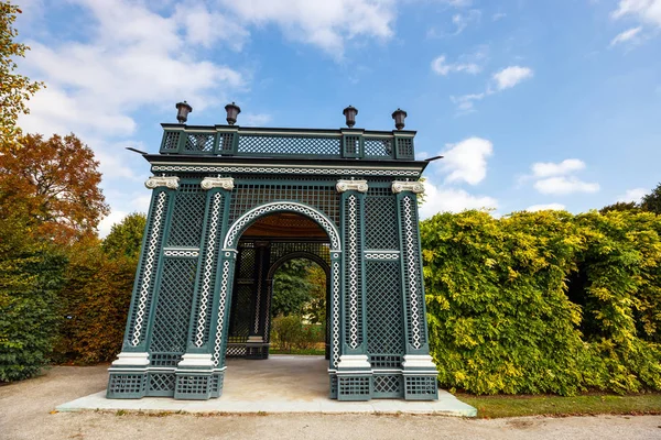 Laube im Garten, Schloss Schönbrunn in Wien, Österreich — Stockfoto