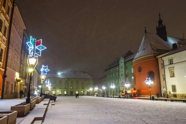 Κρακοβία, Πολωνία - 02 Ιανουαρίου 2015: Νυχτερινή άποψη του μια μικρή αγορά Κρακοβία, Πολωνία. Παλιά πόλη της Κρακοβίας που αναφέρονται ως μνημείο πολιτιστικής κληρονομιάς της UNESCO — Φωτογραφία Αρχείου
