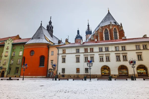 KRAKOW, POLONIA - 02 de enero de 2015: Primera nieve en un pequeño mercado en Cracovia, Polonia. Casco antiguo de Cracovia declarado patrimonio de la Unesco — Foto de Stock