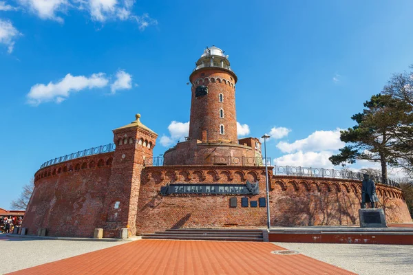 Kolobrzeg, Polonia - 07 de abril de 2016: Puerto y faro en Kolobrzeg, Pomerania Occidental, Polonia —  Fotos de Stock