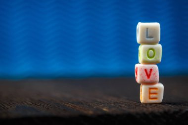 Word seramik bloklar halinde yazılı aşk 