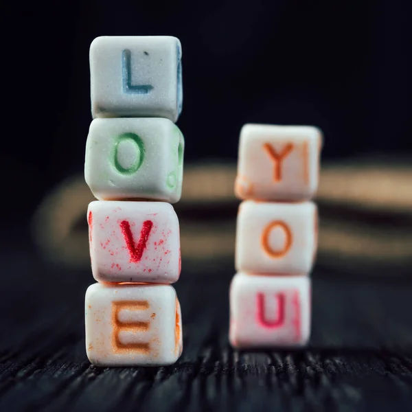 Palabras Love You escrito en bloques de cerámica sobre fondo de madera marrón —  Fotos de Stock