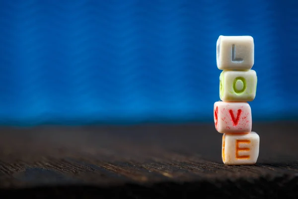 Palabra Amor escrito en bloques de cerámica —  Fotos de Stock