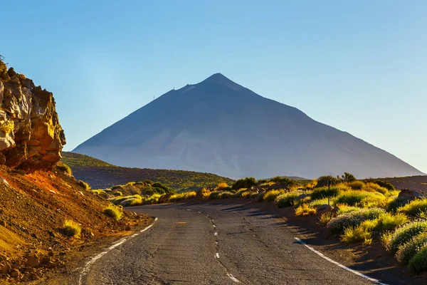 Weg naar de El Teide vulkaan bij zonsondergang in Tenerife, Canarische eiland, Spanje — Stockfoto