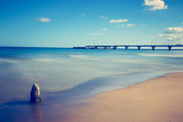 Muelle de hormigón en Kolobrzeg, tiro de larga exposición — Foto de Stock