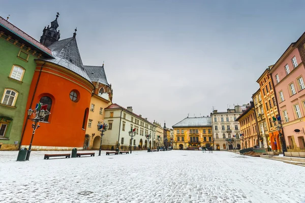 Primeira neve em um pequeno mercado em Cracóvia, Polônia — Fotografia de Stock