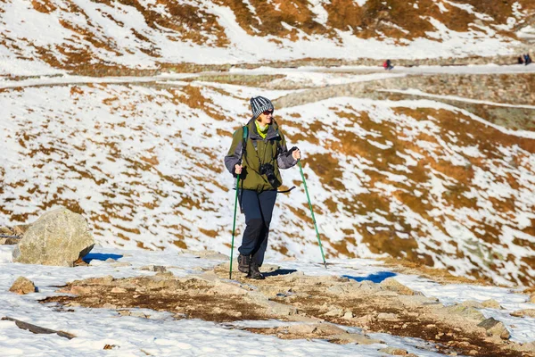 Femme randonnée dans la montagne Tatras — Photo