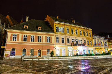 Brasov, Romanya - 19 Temmuz: Gece görünümünde Konseyi Meydanı'nın üzerinde 15 Temmuz 2014 Brasov, Romanya. Brasov önemli bir turistik 's onun Old Town için bilinen
