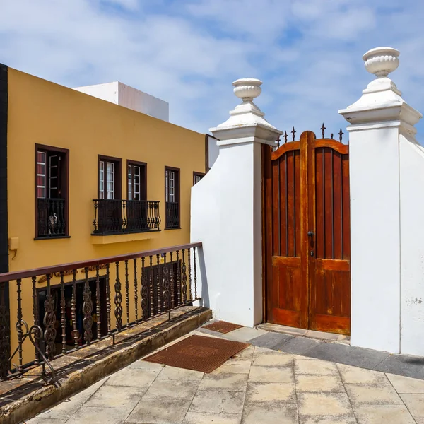 Garachico, insel teneriffa, spanien, 08 juni 2015: straße von garachico-stadt auf teneriffa, kanarienvogel, spanien — Stockfoto