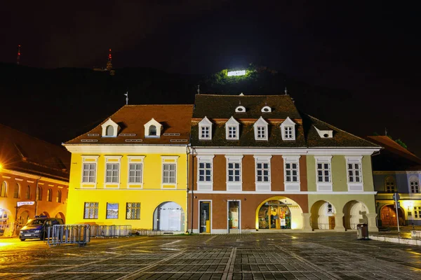 BRASOV, ROMANIA - JULY 19: Night view of Council Square on July 15, 2014 in Brasov, Romania. Brasov is known for its Old Town, which is a major tourist attraction — Stock Photo, Image