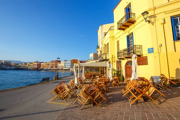 Hanya Girit - 25 Maj, 2016: Sabah görünümü Chania, Yunanistan eski liman. Hanya Girit ikinci büyük kentidir