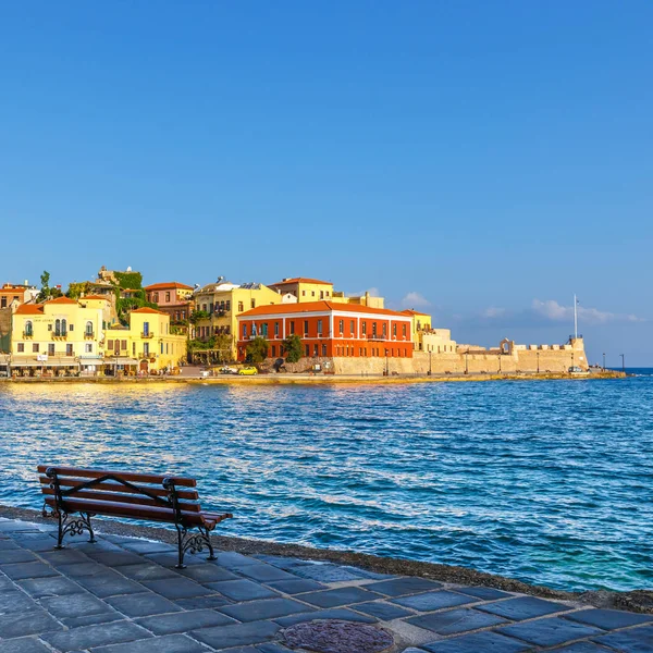 Chania, Creta - 25 de maio de 2016: Vista da manhã do antigo porto de Chania, Grécia. Chania é a segunda maior cidade de Creta — Fotografia de Stock