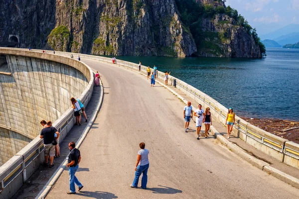 Montagnes Fagaras, Roumanie - 21 JUILLET 2014 : Des touristes marchent sur le barrage de Vidraru sur le lac Vidraru dans le comté d'Arges — Photo