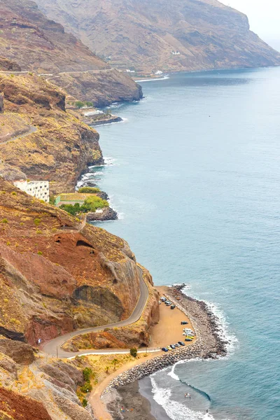 Praia de Gaviotas e estrada para San Andres em Tenerife, Ilhas Canárias, Espanha — Fotografia de Stock